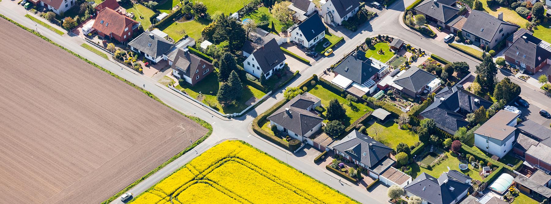 Wohngebiet am Stadtrand zu einem Feld