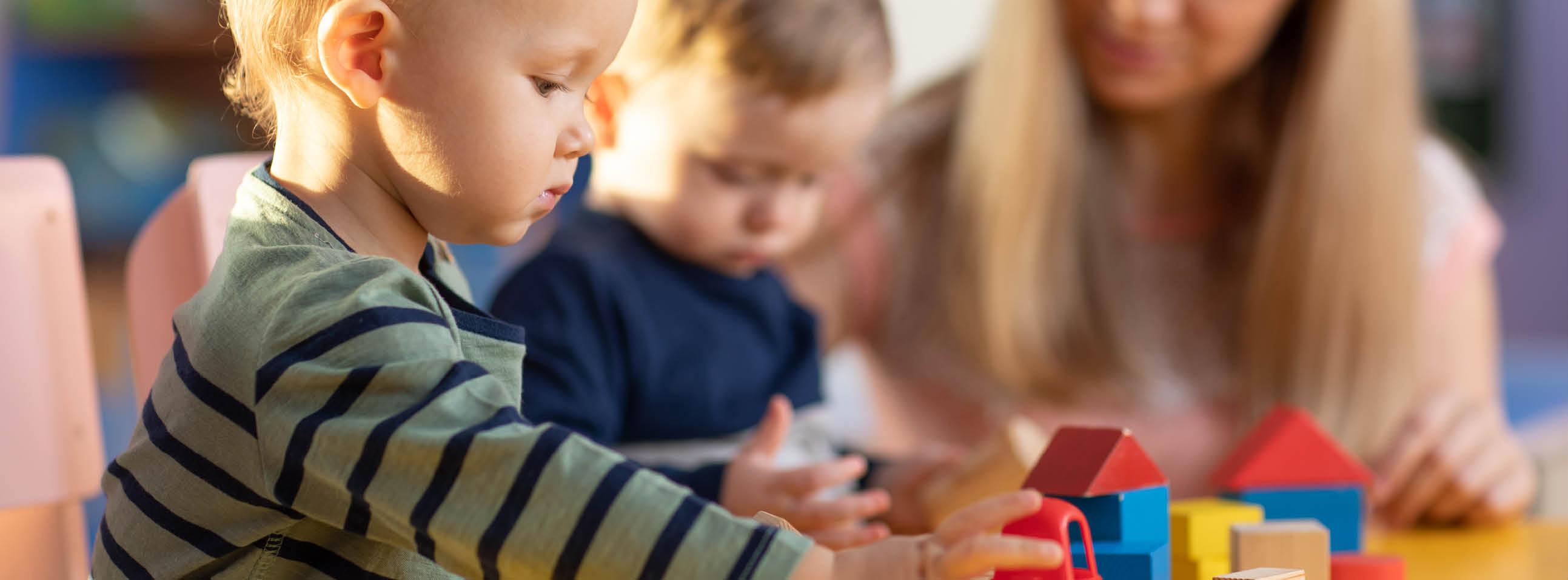 Kleinkinder spielen mit Bauklötzen