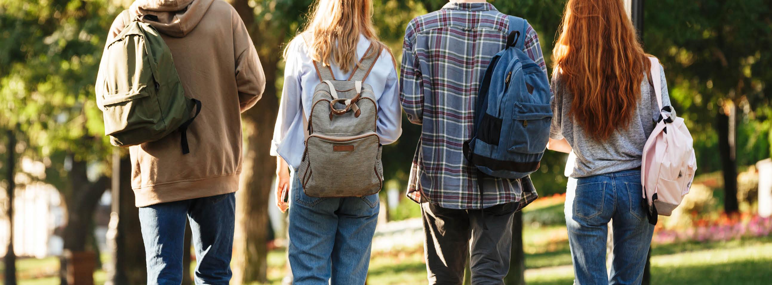 Vier Jugendliche beim Spaziergang