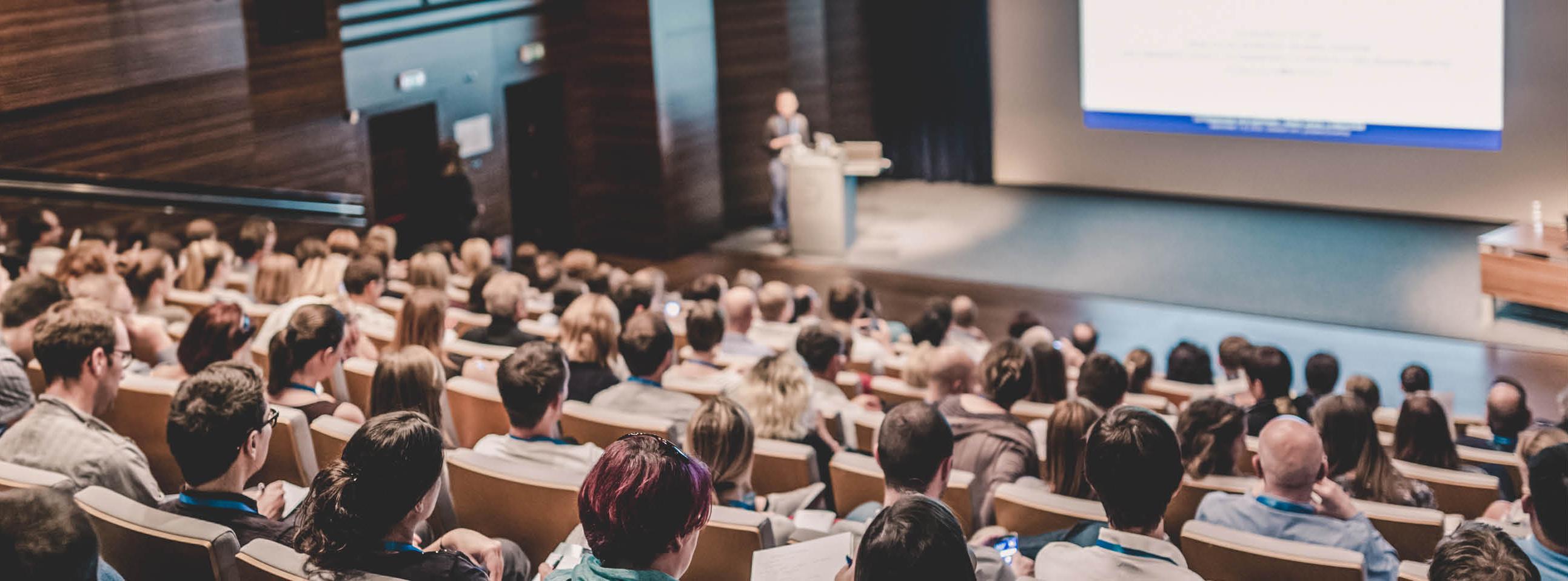 Vorlesungssaal mit Professor und Studierenden