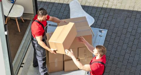 Zwei Männer entladen einen Umzugswagen
