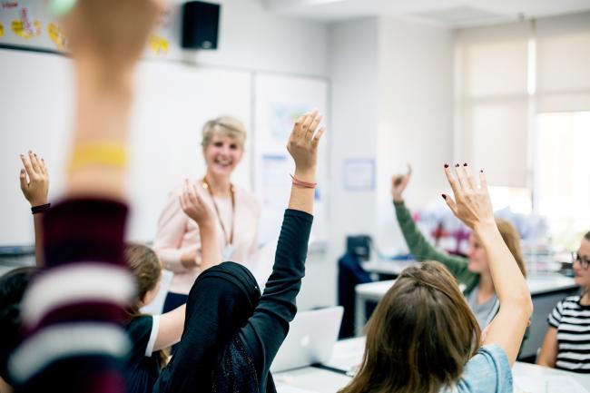 Lehrerin und SchülerInnen im Klassenraum