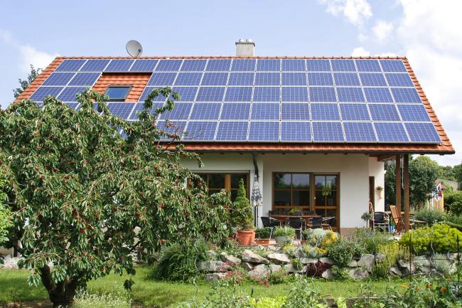 Das Bild zeigt ein Einfamilienhaus mit Solardach.