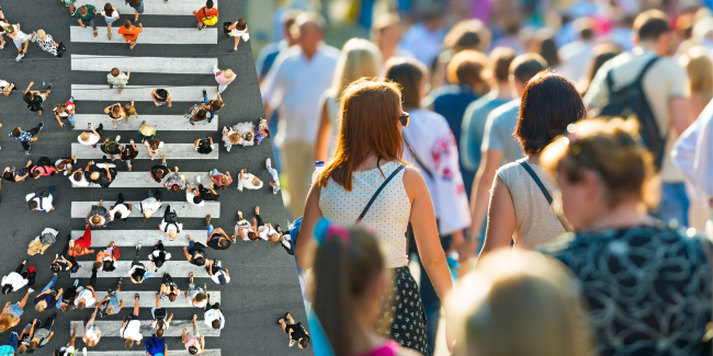 Passanten gehen über die Straße