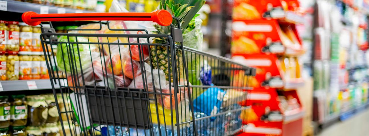 Einkaufswagen in einem Supermarkt