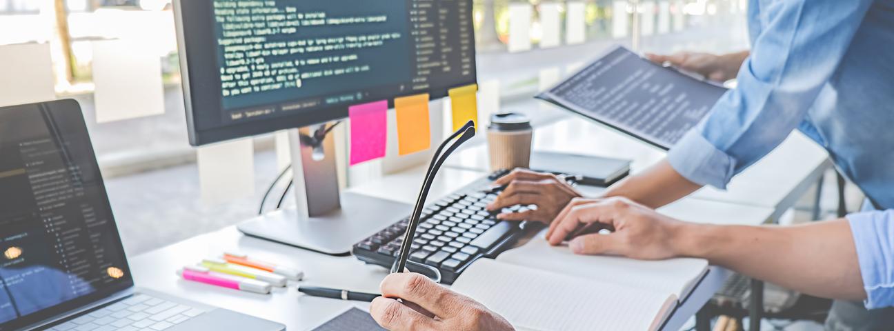 Zwei Menschen an einem Computer