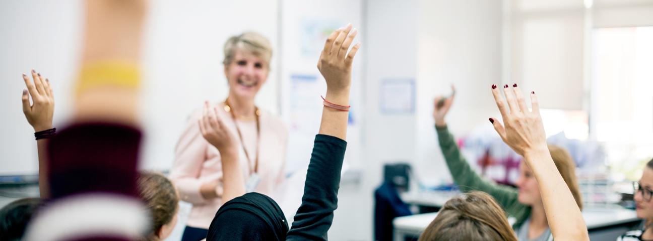 Lehrerin und SchülerInnen im Klassenraum