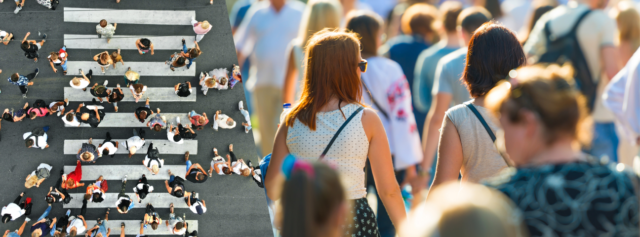 Passanten gehen über die Straße