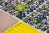 Wohngebiet am Stadtrand zu einem Feld