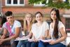 Gruppe von Schülerinnen und Schülern im Teenageralter auf dem Schulhof 